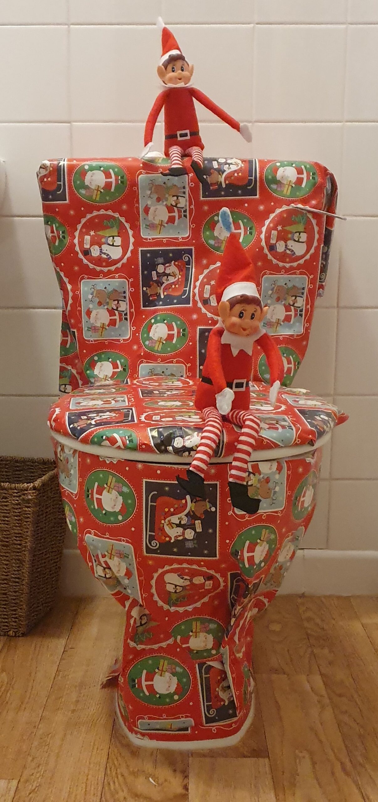 I’m an Elf get me out of here! Elf on a shelf prank with a toilet